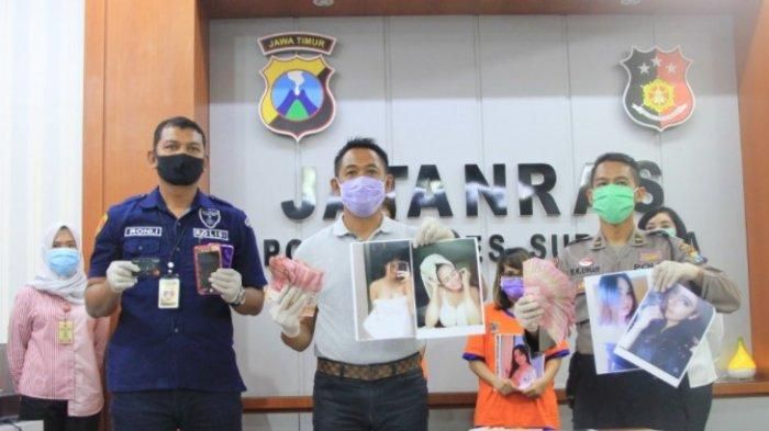 Polisi saat menunjukkan 600 foto cewek dari berbagai kota dari tiga muncikari 