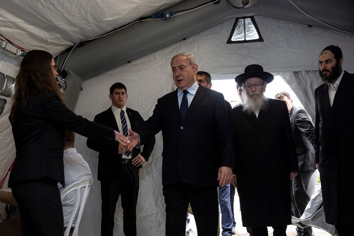 Perdana Menteri <a href='https://style.tribunnews.com/tag/israel' title='Israel'>Israel</a> Benjamin Netanyahu tiba di tenda selama kunjungannya ke Pusat Medis Chaim Sheba