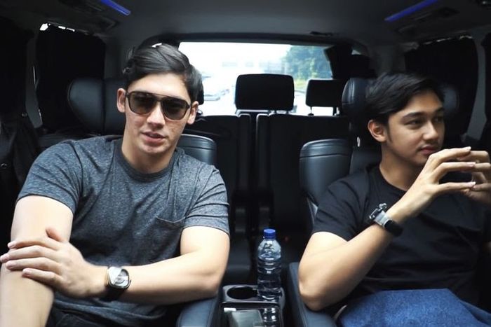 Samuel Zylgwyn melontarkan pertanyaan pada Caesar Hito soal mahar. (Bidikan layar YouTube Samuel Franda Vlog).