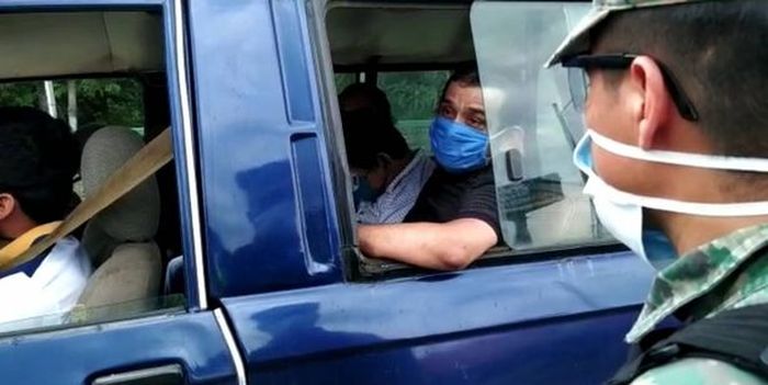 Mereka mengaku bahwa jenazah itu tertidur untuk mengelabui petugas.