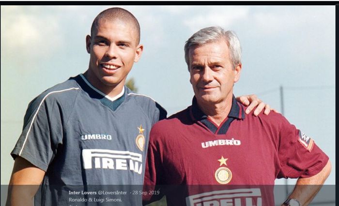 Luigi Simoni saat masih melatih Inter Milan, berpose bersama Ronaldo Luis Nazario de Lima.