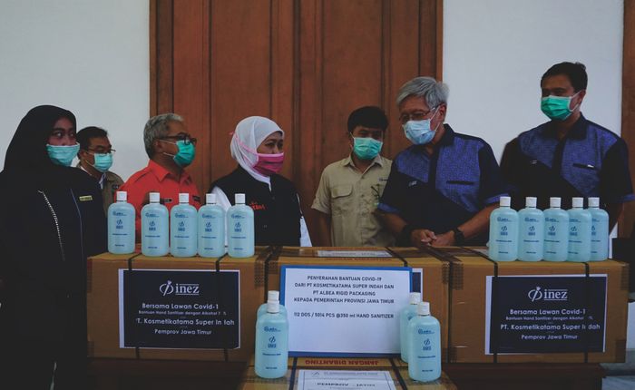 Penyerahan Inez Cosmetics hand Sanitizer kepada Gubernur Jawa Timur, Dra. Hj. Khofifah Indar Parawansa, M.Si