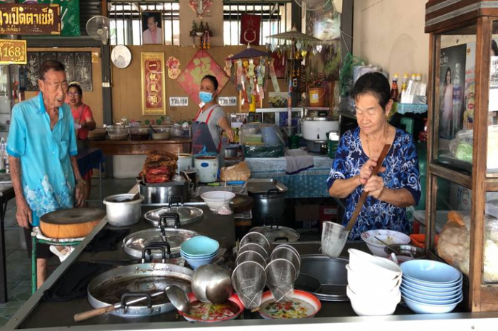 Warung makan Yenjai Wongpaiboonsri (80) dan Prachuap Wongpaiboonsri (83).