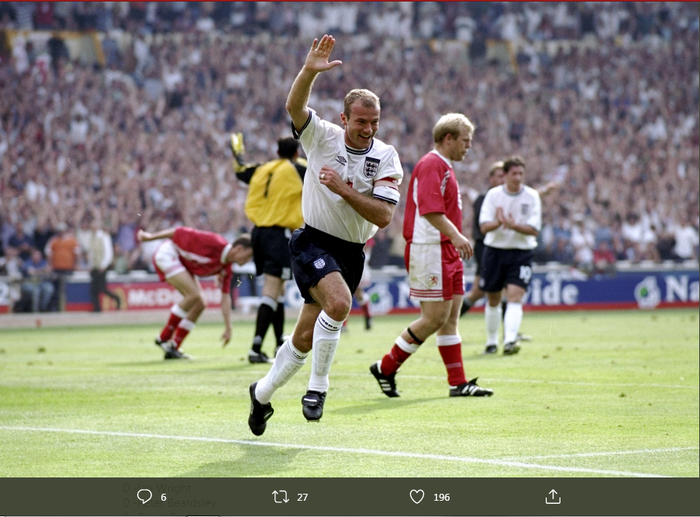 Alan Shearer saat merayakan gol ketika membela timnas Inggris.