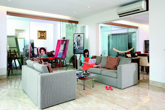 Berselonjor santai di rumah sambil melakukan kegiatan favorit, view terhubung ke ruang makan.