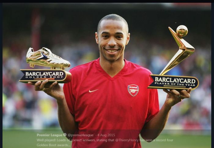 Thierry Henry berpose dengan penghargaan yang diraihnya saat membela Arsenal.