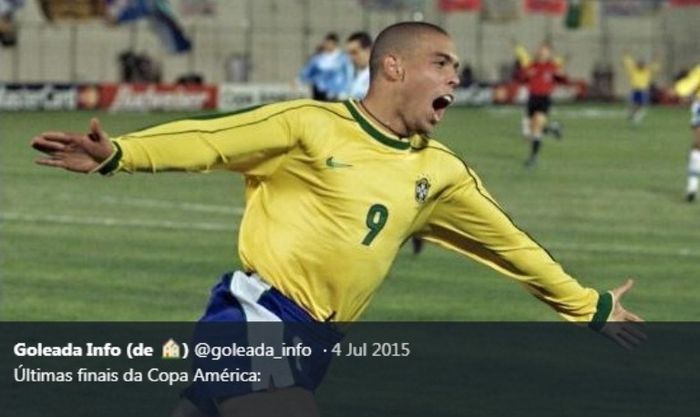 Ronaldo Luis Nazario saat membela timnas Brasil pada Copa America 1999.