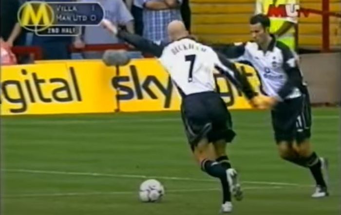 Dua gelandang Manchester United, David Beckham dan Ryan Giggs, mengejutkan Premier League saat mengeksekusi free-kick dengan menendang bersama dalam laga Liga Inggris kontra Aston Villa di Stadion Villa Park, 26 Agustus 2001.