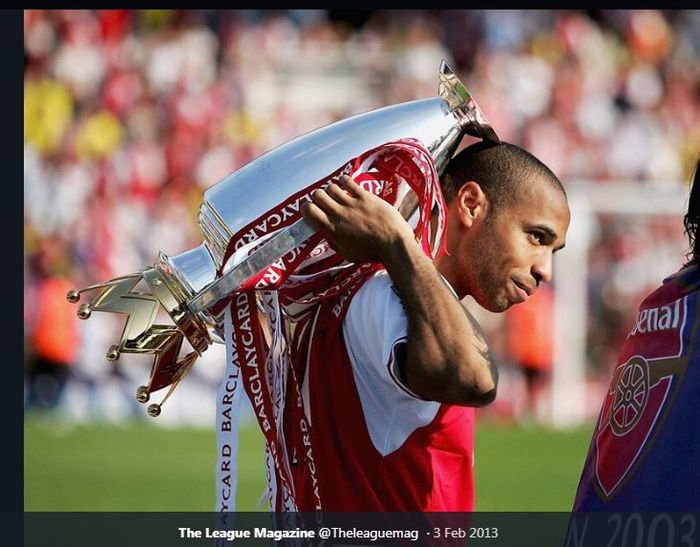 Thierry Henry dengan trofi juara Liga Inggris di pundaknya.