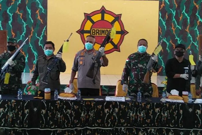 Kapolda Papua Irjen Polisi Paulus Waterpauw, Pangdam XVII Cenderawasih Mayjen TNI Herman Asaribab, Kabinda Papua Brigjen TNI AH. Napoleon, saat menunjukan senjata yang berhasil direbut dari KKB, Kamis (16/4/2020). 
