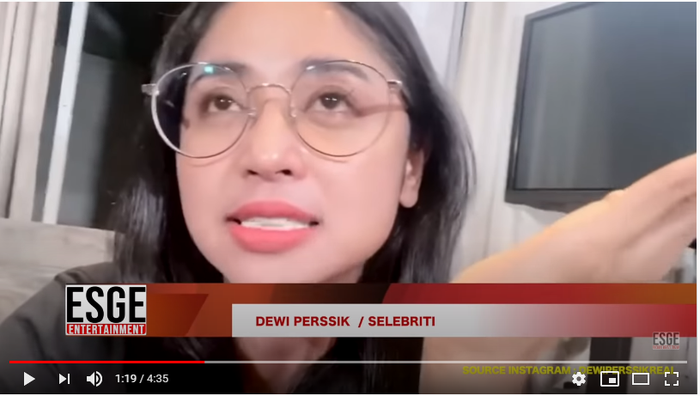 YouTube ESGE Entertainment__ Tangkap layar Dewi Perssik sengaja berdiam diri di dalam rumah karena wabah Covid-19