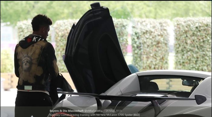 Kingsley Coman dengan mobil McLaren miliknya.