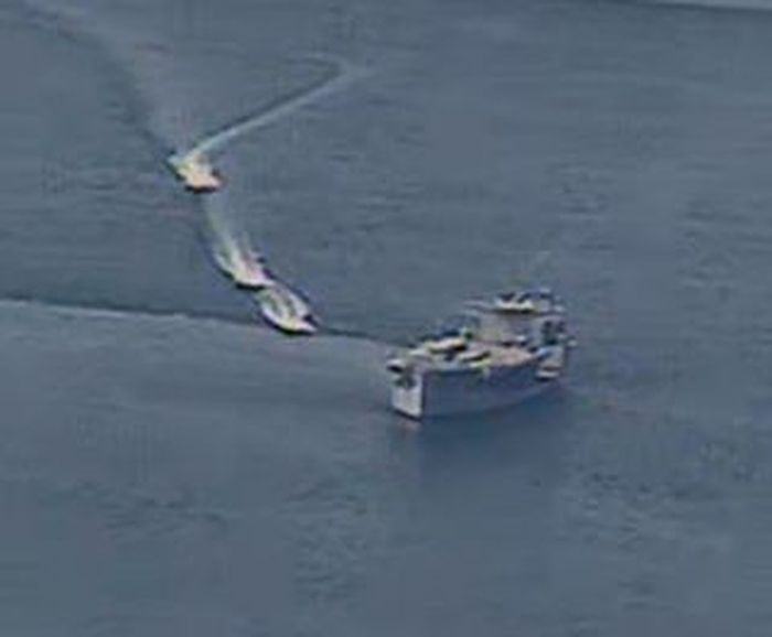 Kapal militer Iran saat mengejar USS Lewis B.Puller