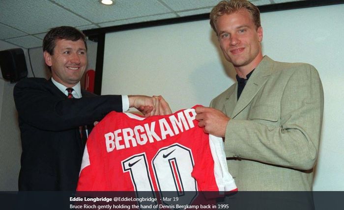 Dennis Bergkamp bersama pelatih Arsenal pada 1995, Bruce Rioch.