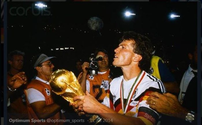 Pemain berjulukan Terminator, Lothar Matthaeus, meraih trofi Piala Dunia 1990 untuk timnas Jerman.
