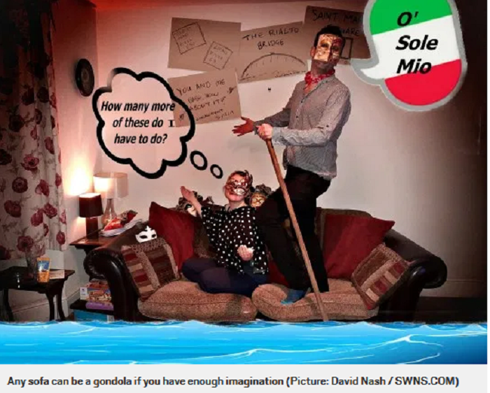 Sofa apa pun bisa menjadi gondola jika kamu memiliki imajinasi yang kreatif.