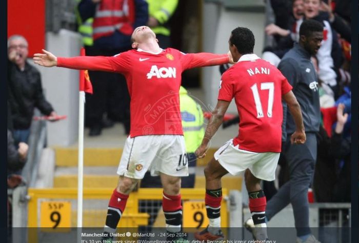 Striker legendaris Manchester United, Wayne Rooney (kiri), saat melakukan perayaan gol saltonya ke gawang Manchester City pada 2011.