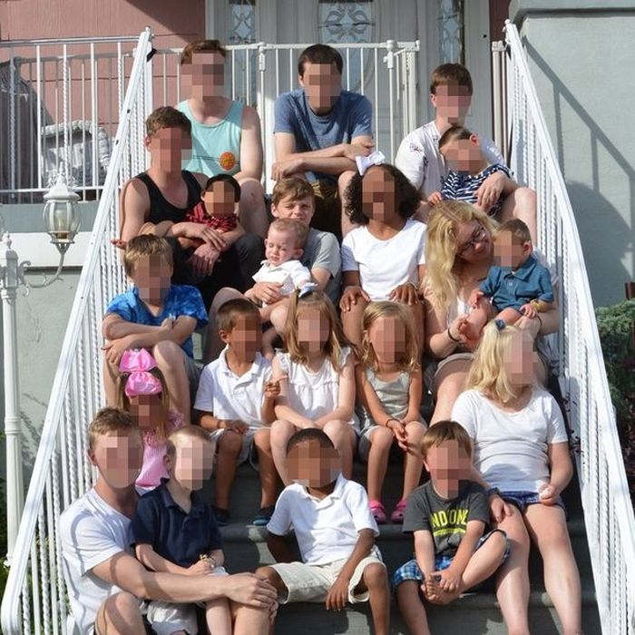 Brittany Jencik dan ke 18 anak-anaknya.