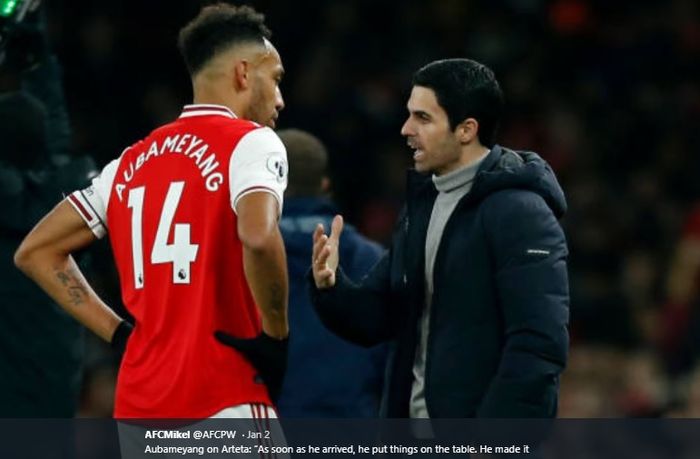 Kapten Arsenal, Pierre-Emerick Aubameyang, berbicara dengan pelatih Mikel Arteta pada laga Liga Inggris 2019-2020.