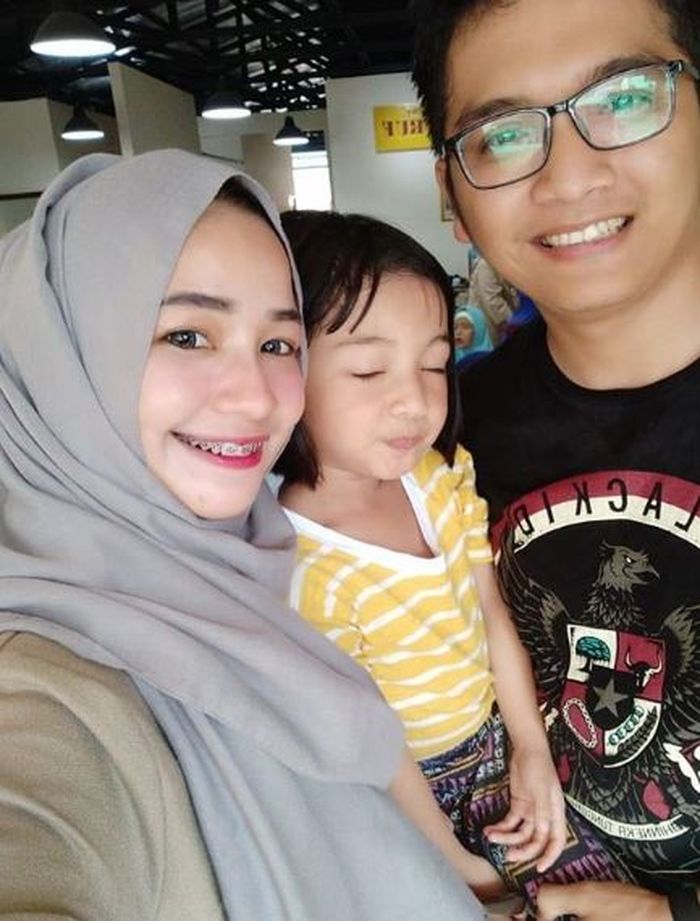 Anne beserta suami dan anaknya