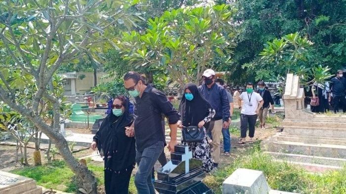 Nunung tiba di pemakaman ibunda.