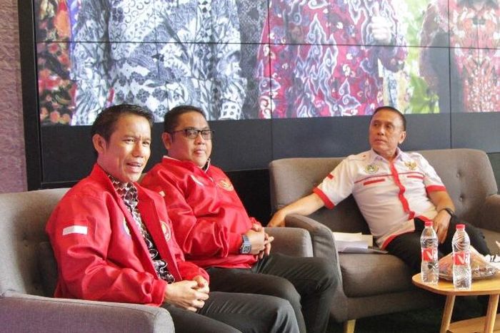 Pelaksana Tugas (Plt) Sekertaris Jendral (Sekjen) PSSI pengganti Ratu Tisha, Yunus Nusi (paling kiri) .
