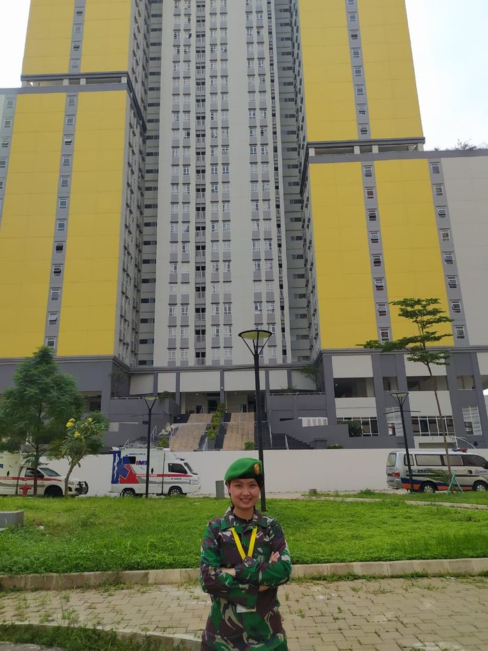Letda dr. Okta di depan RSD Wisma Atlet