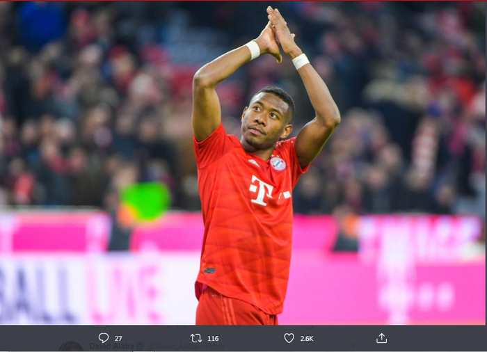 Bek kiri Bayern Muenchen, David Alaba, memberikan salam kepada para suporter usai pertandingan.