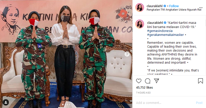 Cinta Laura memperingati hari kartini bersama para relawan