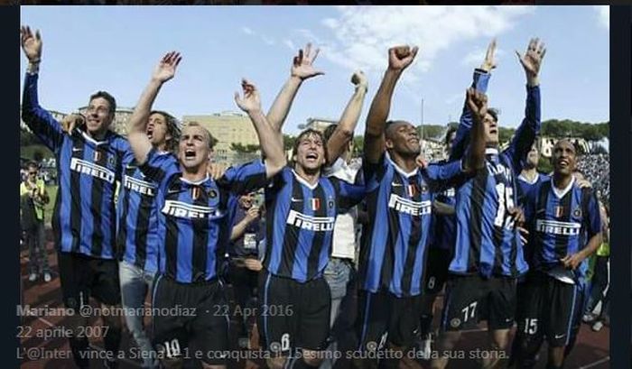 Skuad Inter Milan merayakan kemenangan atas Siena yang memastikan gelar Serie A 2006-2007.