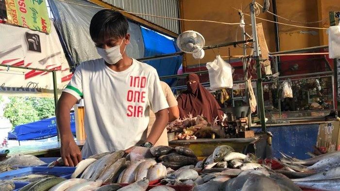 Pemain timnas U-16 Indonesia, M Rangga Aditya Saputra ketika berjualan ikan di pasar
