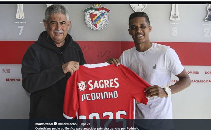 Pedrinho (kanan) gabung Benfica dari Corinthians.