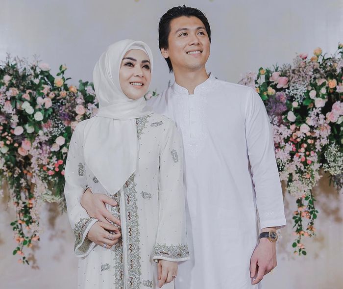 Syahrini dalam Balutan Busana Muslim Putih