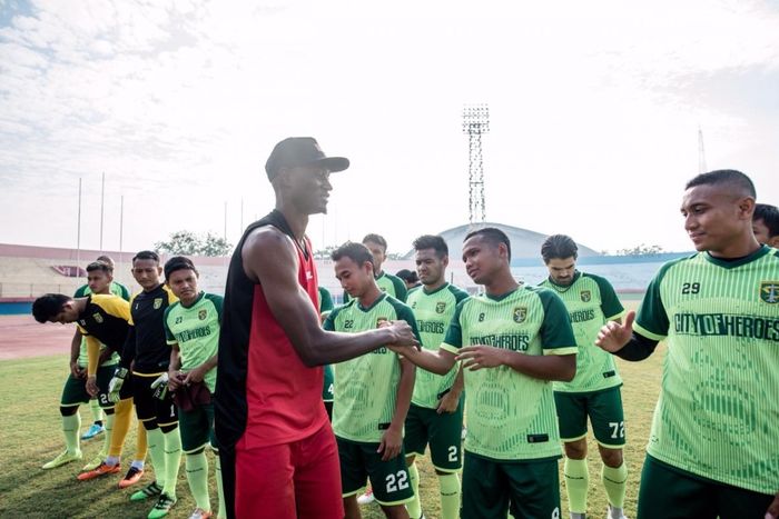 Amido Balde berpamitan kepada para pemain dan ofisial Persebaya Surabaya di sela latihan tim di Stadion Gelora Delta, Sidoarjo, 23 Agustus 2019.