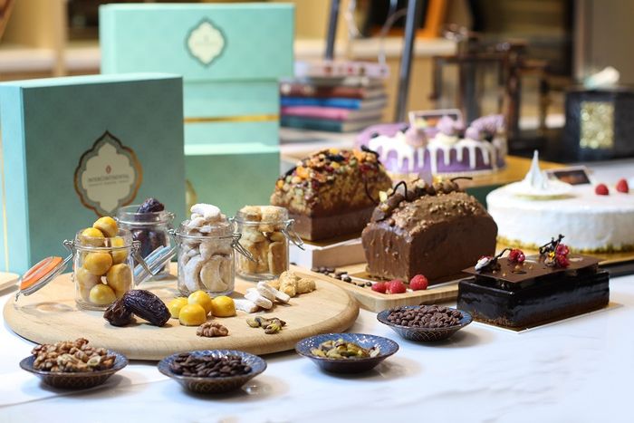 Variants of hampers are available to order at InterContinental Jakarta Pondok Indah: InterContinental Signature Cakes, Artisanal Cookies and Sweets , and Ramadhan Hampers.