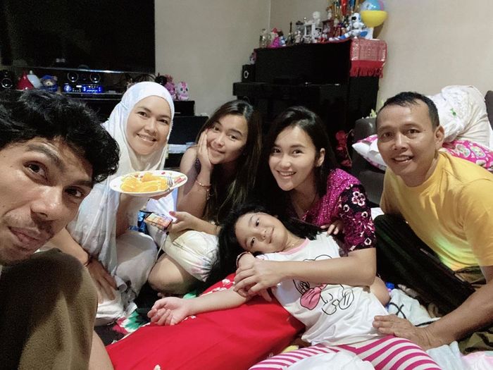 Penampilan sederhana Ayu Ting Ting saat sahur hanya mengenakan daster batik, tapi tampilan rambut barunya justru curi perhatian