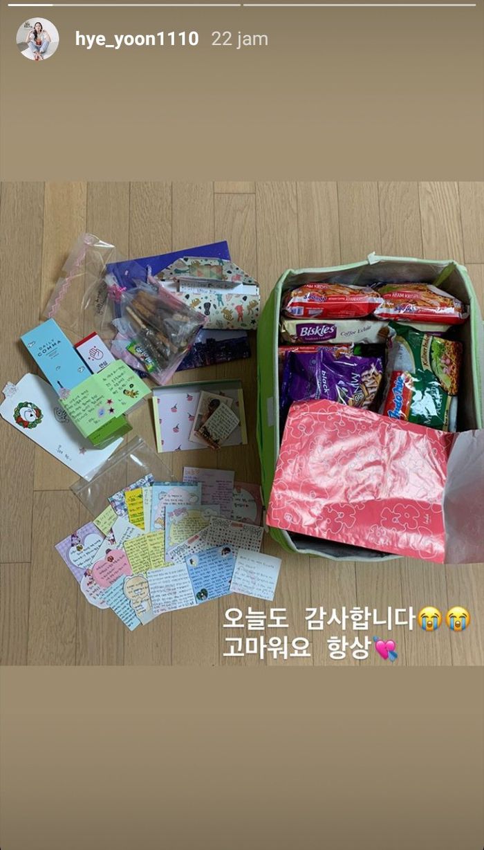 Kim Hye Yoon mendapatkan bingkisan makanan produk Indonesia 