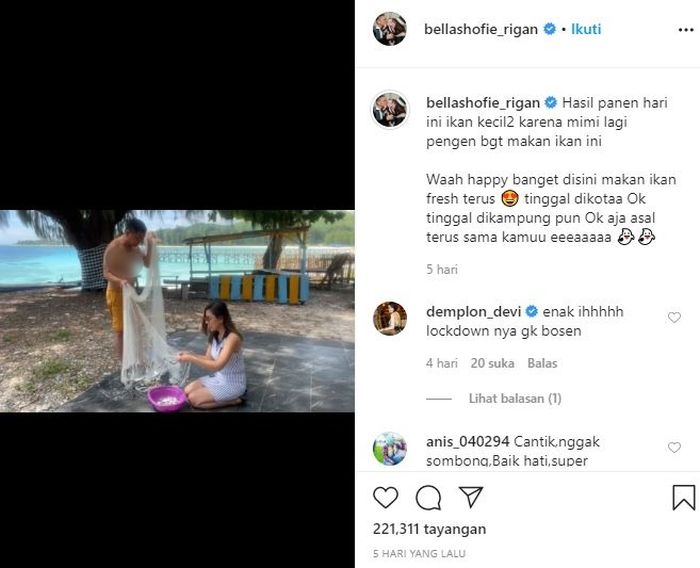 Potret Bella Shofie saat membantu suaminya melepaskan ikan dari jala