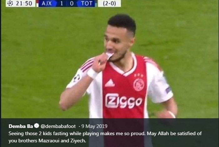 Bek Ajax Amsterdam, Noussair Mazraoui, berbuka puasa di tengah pertandingan melawan Tottenham Hotspur.