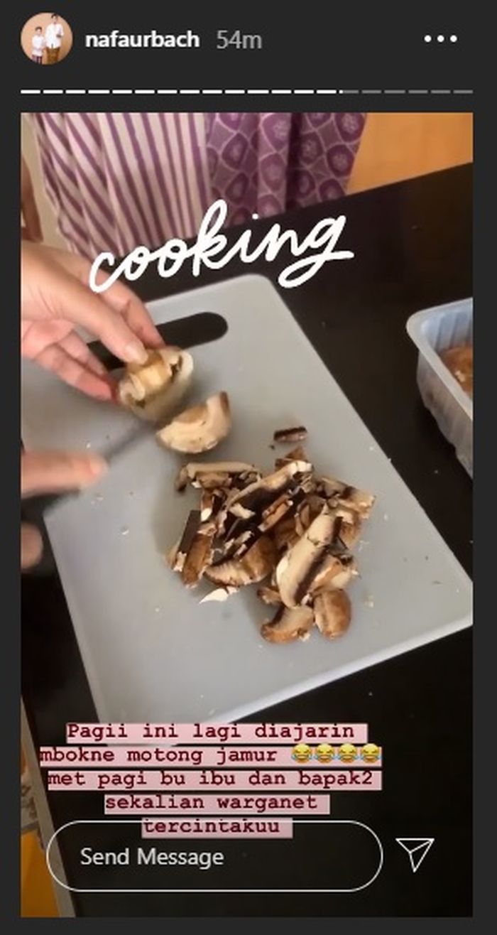 Nafa belajar masak bersama sang ibu