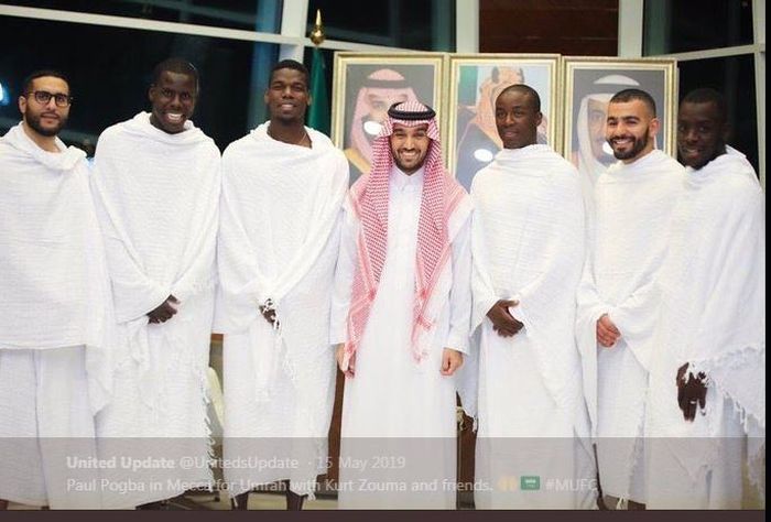 Paul Pogba (tiga dari kiri) dan Kurt Zouma (dua dari kiri) saat menunaikan ibadah umrah di Mekkah pada 2019.