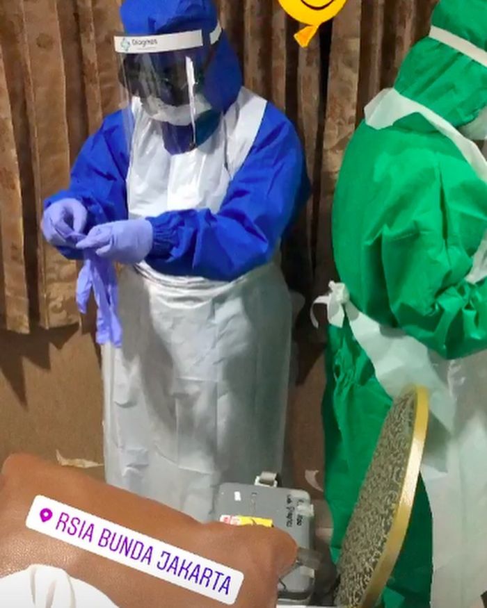 Para tenga medis bantu Chacha Frederica melahirkan gunakan APD