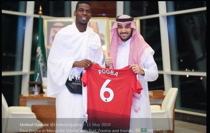 Gelandang Manchester United, Paul Pogba, saat di Mekkah untuk menunaikan ibadah umrah pada 2019.