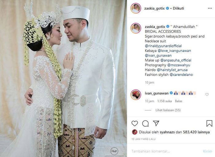 Zaskia Gotik mengenakan gaun pengantin khas Sunda.
