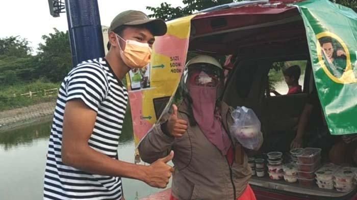 Bek Persebaya Surabaya, Koko Ari, berjualan salad buah dan puding di kawasan Wiyung, Surabaya, Sabtu (25/4/2020).