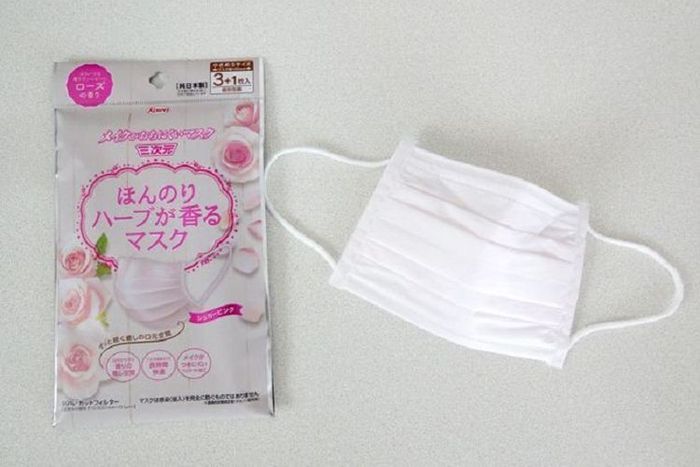 Masker unik beraroma herbal