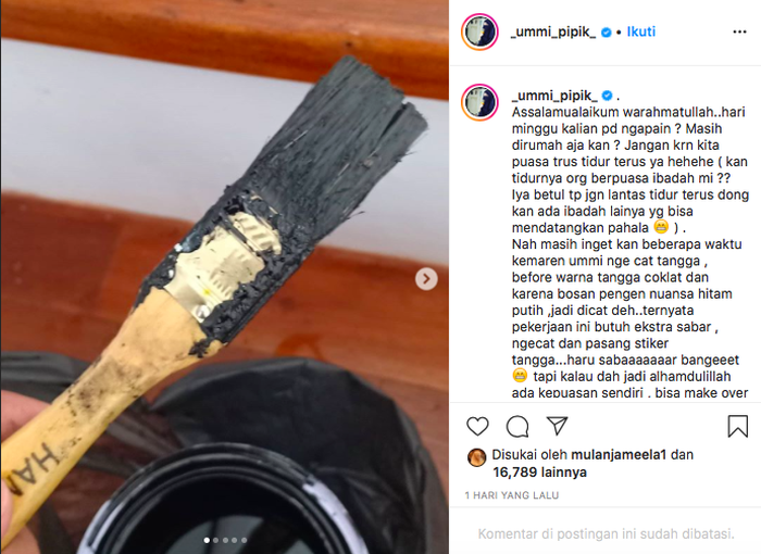 Umi Pipik ngecat tangga rumahnya seorang diri.