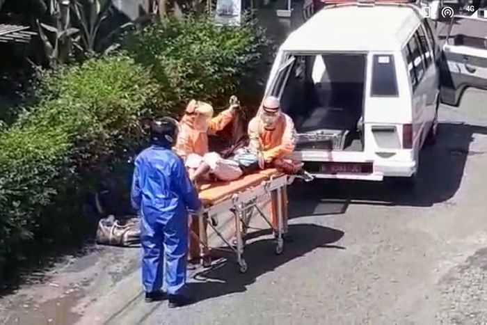 Wanita tergeletak di jalan usai saat mudik