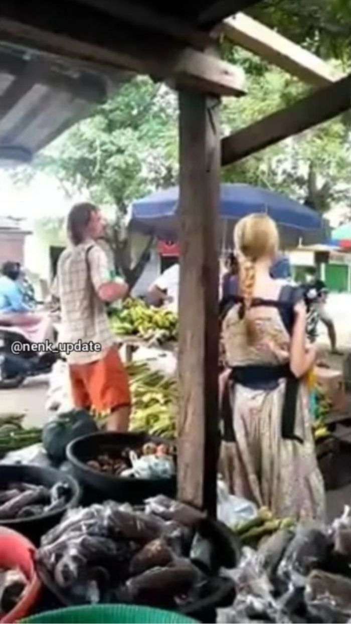 Bule ngamen sambil menggendong bayi