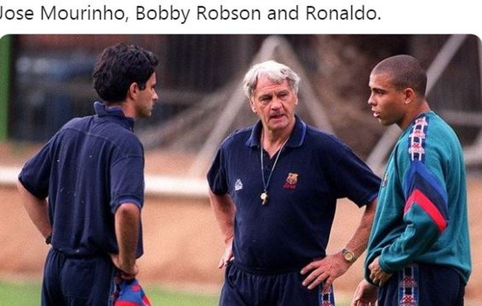 Jose Mourinho, Bobby Robson, dan Ronaldo Luis Nazario de Lima berbincang bersama dalam sesi latihan Barcelona.